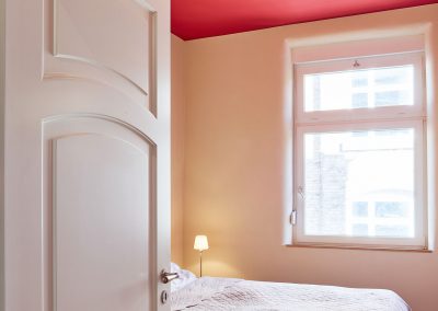 Schlafzimmer mit Lehmputz weiß und rot
